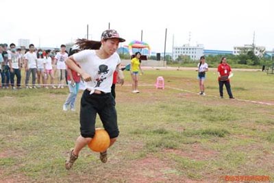 運(yùn)球接力賽.jpg 運(yùn)球接力賽.jpg